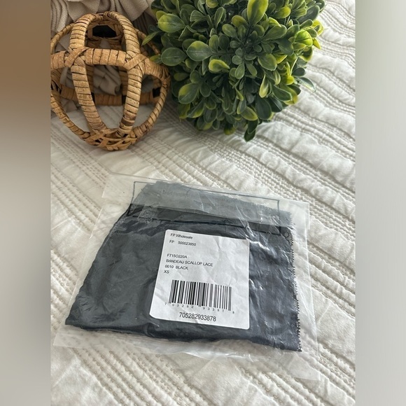 Free People Intimately Scallop Lace Bandeau in Black Size XS - Picture 14 of 14